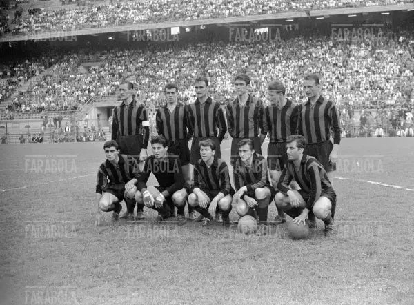 La formazione del Milan, Milan vs Udinese, 1959 - Farabola Immagine digitale