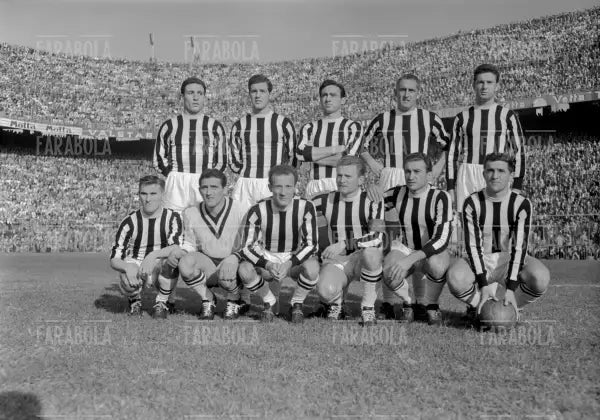 La formazione della Juventus, Inter vs Juventus, 1956 - Farabola Immagine digitale