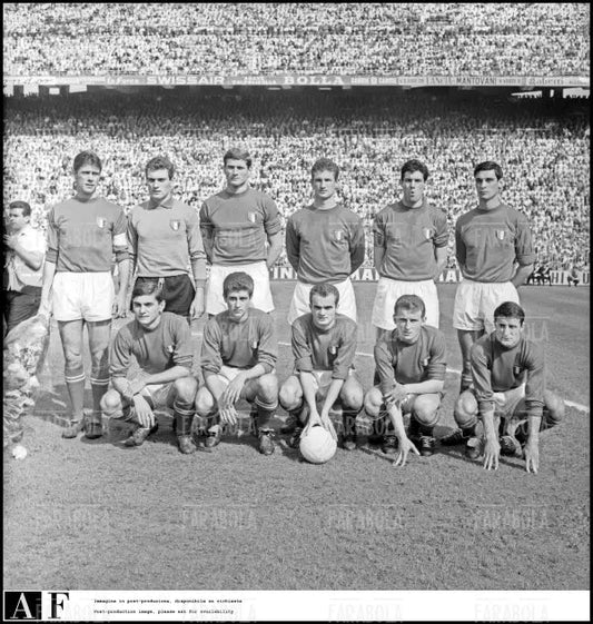 La formazione dell'Italia prima dell'amichevole con il Brasile, Milano, 1963 - Farabola Immagine digitale
