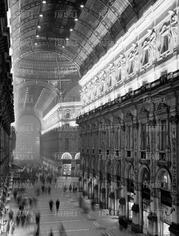 La Galleria Vittorio Emanuele II illuminata per il Natale, Milano, 1963 - Farabola Immagine digitale