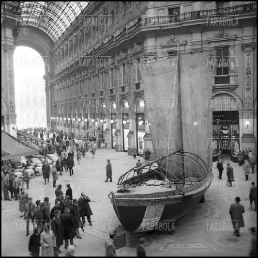 La Gondola Lariani in Galleria Vittorio Emanuele II, Milano, 1963 - Farabola Immagine digitale