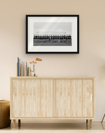 Tirage d'art de « La Grande Inter d'Herrera, 1965 » avec cadre noir et passe-partout, accroché dans un salon au-dessus d'un buffet