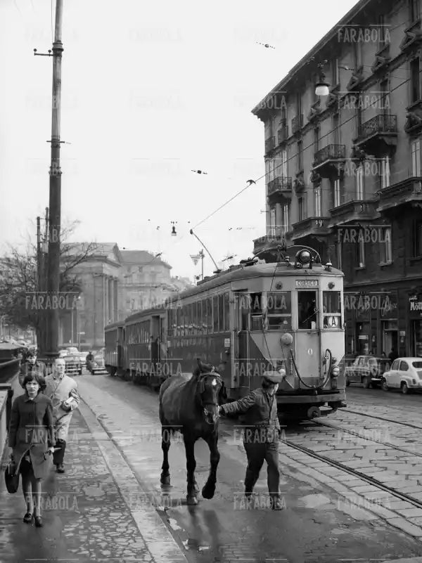 La linea interurbana Milano - Corsico al suo ultimo viaggio, Milano, 1966 - Farabola Immagine digitale