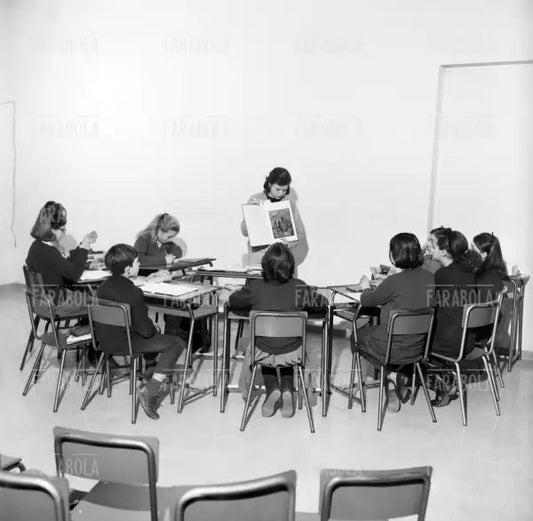La maestra e gli alunni in classe alla scuola Mameli, Milano, 1964 - Farabola Immagine digitale