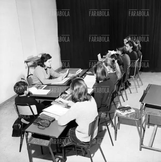 La maestra e gli alunni in classe alla scuola Mameli, Milano, 1964 - Farabola Immagine digitale