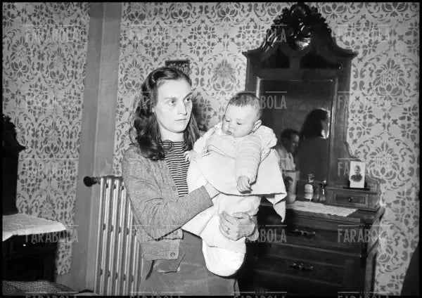 La moglie di Coppi, Bruna Ciampolini, con la figlia Marina, 1947 - Farabola Immagine digitale