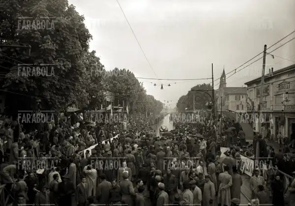 La partenza dell'ultima auto, Mille Miglia, 1950 - Farabola Immagine digitale
