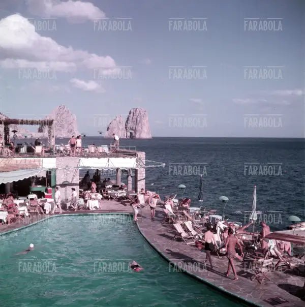 La piscina Canzone del Mare, Capri, anni 60 - Farabola Immagine digitale
