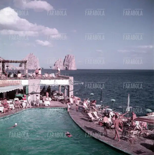 La piscina Canzone del Mare, Capri, anni 60 - Farabola Immagine digitale