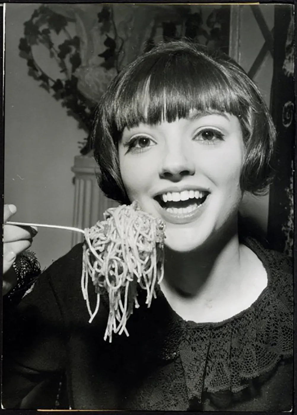 La più graziosa mangiatrice di spaghetti Ft 37465 - Stampa 18x13 cm - Farabola Stampa ai sali d'argento