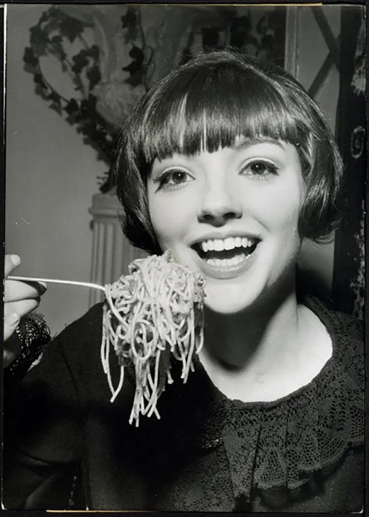 La più graziosa mangiatrice di spaghetti Ft 37465 - Stampa 18x13 cm - Farabola Stampa ai sali d'argento
