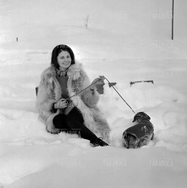 La principessa Soraya con il suo cane Schnapsi, Sankt Moritz, 1966 - Farabola Immagine digitale