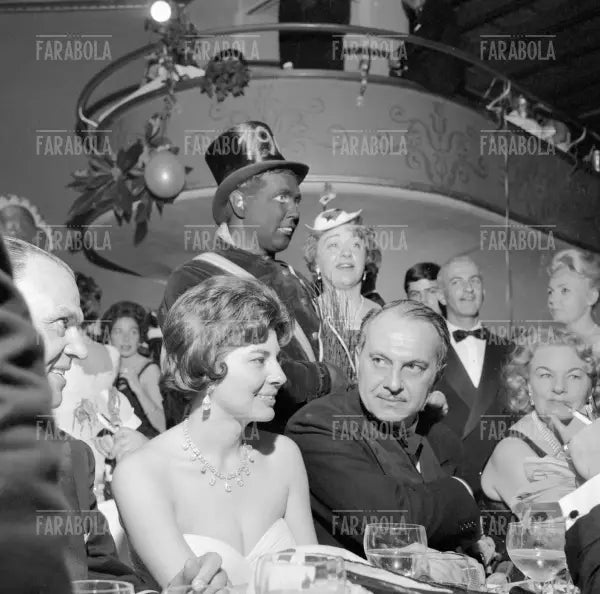 La principessa Soraya con l'ambasciatore turco Icksel, Sankt Moritz, 1960 - Farabola Immagine digitale