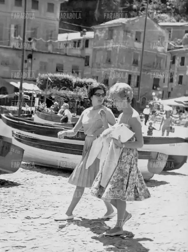 La principessa Soraya con Patrizia Ferran, Portofino, 1961 - Farabola Immagine digitale