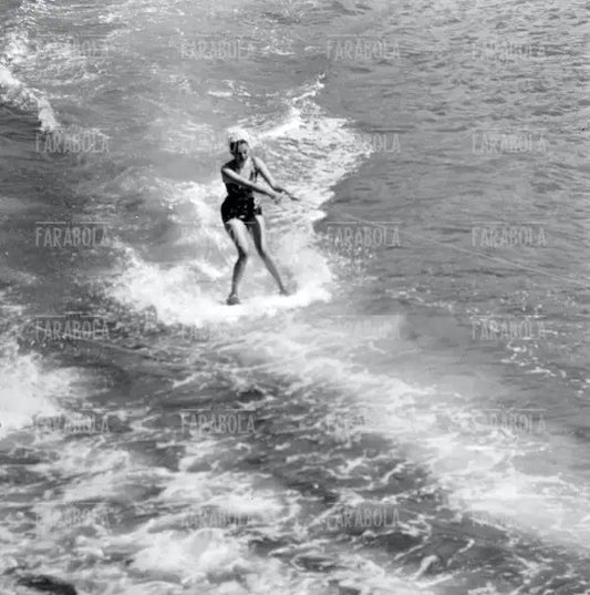 La principessa Soraya sugli sci d'acqua, Rapallo, 1960 - Farabola Immagine digitale