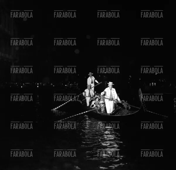 La Regina Elisabetta II e il principe Filippo in gondola, Venezia, 1961 - Farabola Immagine digitale