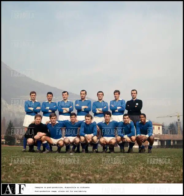 La rosa del Napoli calcio in ritiro a Canzo, 1966 - Farabola Immagine digitale