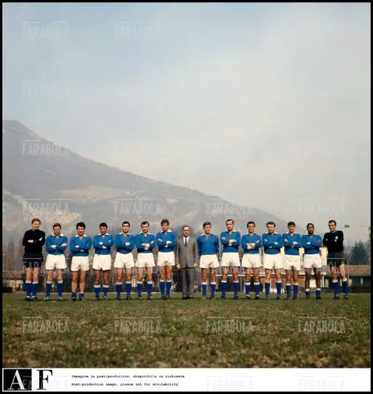 La rosa del Napoli calcio in ritiro a Canzo, 1966 - Farabola Immagine digitale