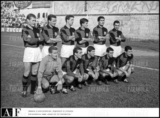 La squadra del Cagliari prima della partita contro il Verona, 1962 - Farabola Immagine digitale