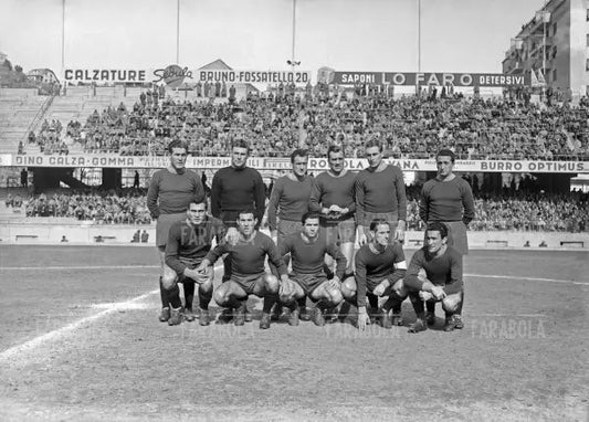 La squadra del Catania a Genova, 1953 - Farabola Immagine digitale