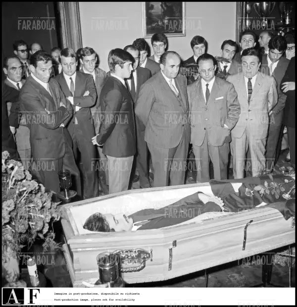 La squadra del Torino accanto al corpo di Gigi Meroni, Torino, 1967 - Farabola Immagine digitale
