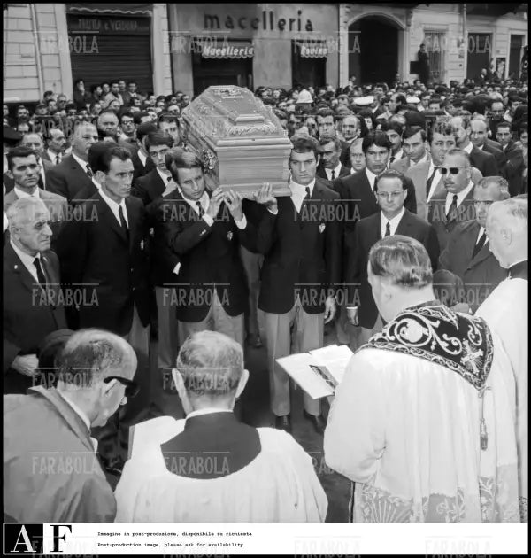 La squadra del Torino porta la bara di Gigi Meroni, Torino, 1967 - Farabola Immagine digitale
