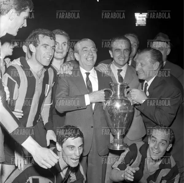La squadra dell'Inter con Angelo Moratti festeggia la Coppa dei Campioni, 1964 - Farabola Immagine digitale