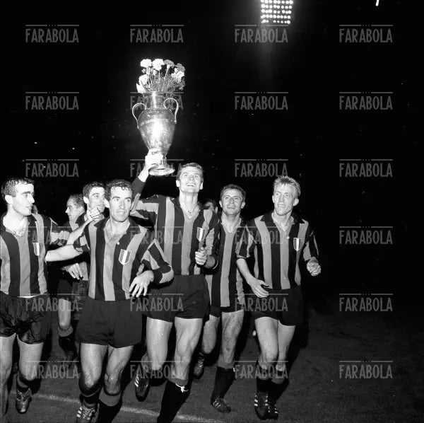 La squadra dell'Inter festeggia la Coppa dei Campioni, 1964 - Farabola Immagine digitale