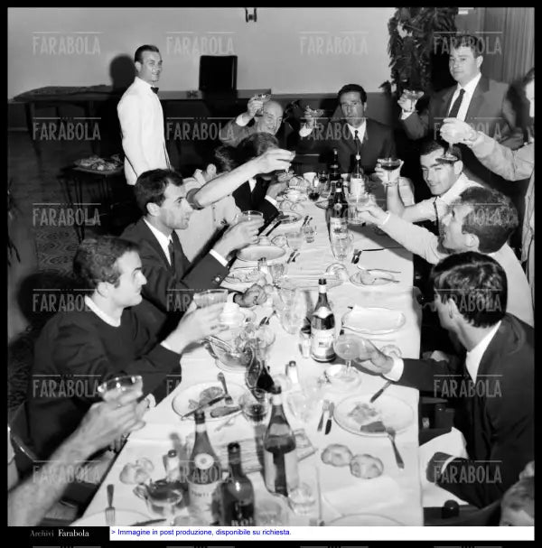 La squadra dell'Inter festeggia lo scudetto, Appiano Gentile, 1966 - Farabola Immagine digitale