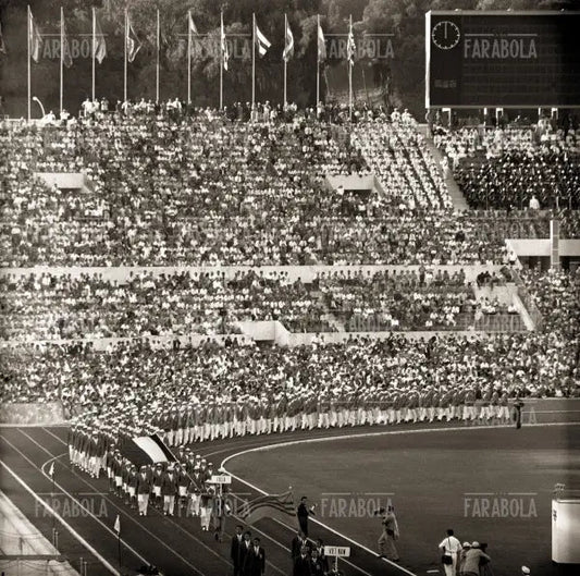 La squadra italiana sfila alla cerimonia d'apertura delle Olimpiadi di Roma, 1960 - Farabola Immagine digitale