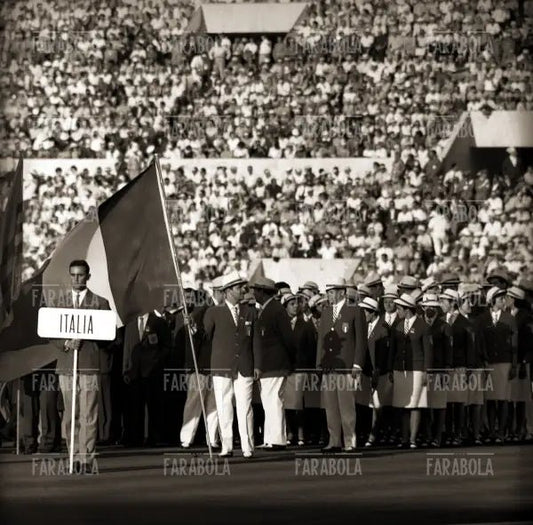 La squadra italiana sfila alla cerimonia d'apertura delle Olimpiadi di Roma, 1960 - Farabola Immagine digitale