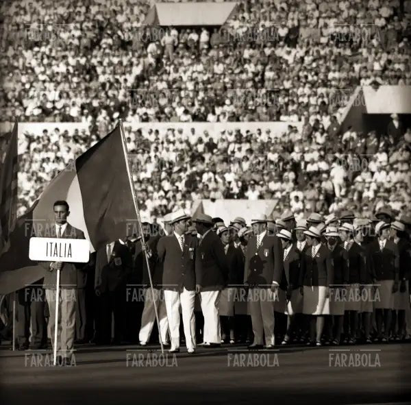 La squadra italiana sfila alla cerimonia d'apertura delle Olimpiadi di Roma, 1960 - Farabola Immagine digitale