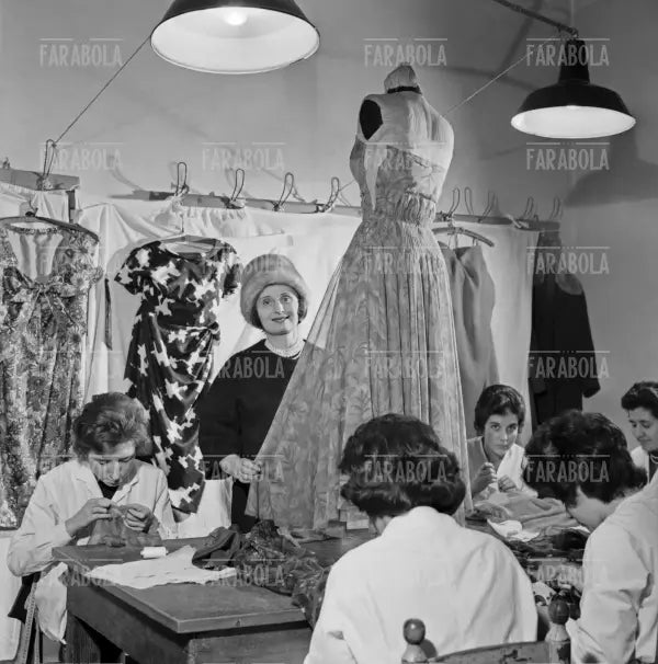 La stilista Biki nel suo atelier, Milano, 1961 - Farabola Immagine digitale