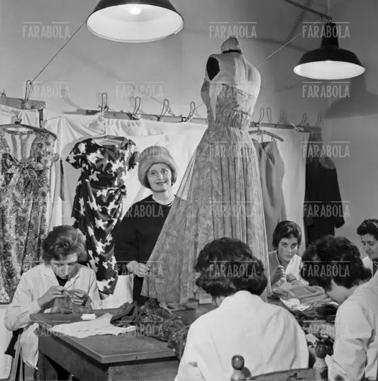 La stilista Biki nel suo atelier, Milano, 1961 - Farabola Immagine digitale