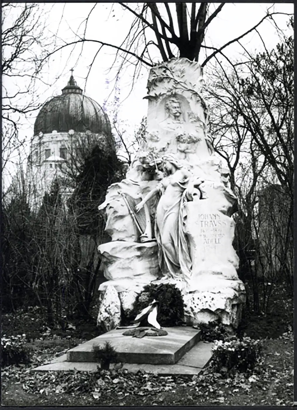 La tomba di Strauss a Vienna anni 60 Ft 5074 - Stampa 13x18 cm - Farabola Stampa ai sali d'argento