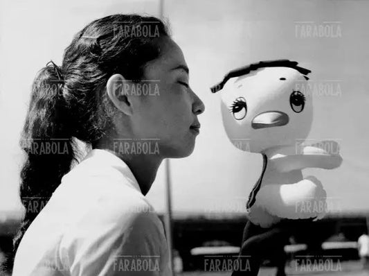 La tuffatrice Kamoko Tsunami con la mascotte delle Olimpiadi, Roma, 1960 - Farabola Immagine digitale