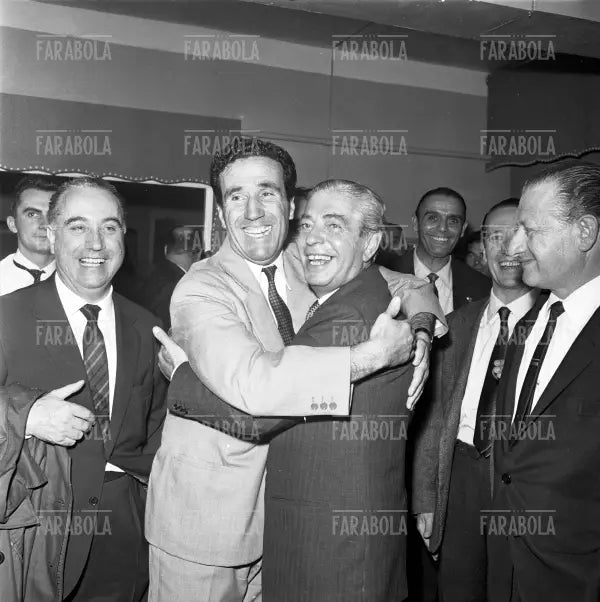 L'abbraccio tra Herrera e Moratti dopo la vittoria della Coppa Intercontinentale, Madrid, 1964 - Farabola Immagine digitale