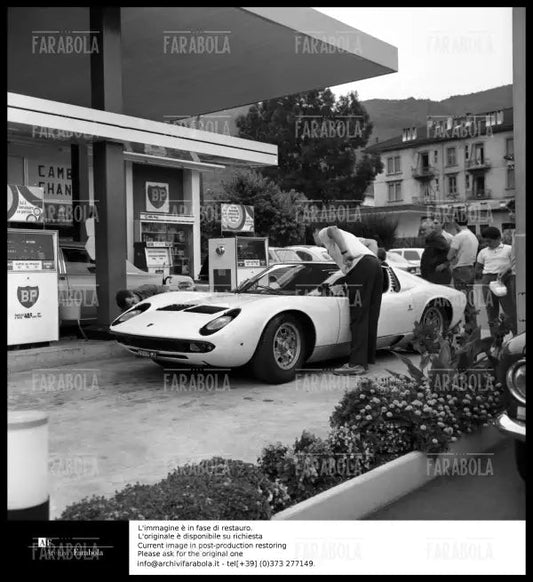 Lamborghini Miura a una stazione di servizio, Lugano, 1968 - Farabola Immagine digitale
