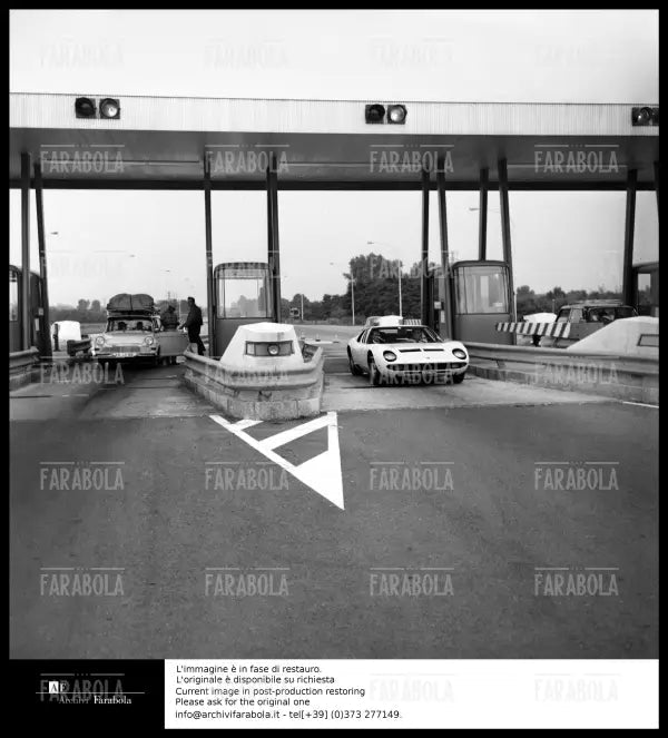 Lamborghini Miura al casello dell'Autostrada dei Laghi, 1968 - Farabola Immagine digitale