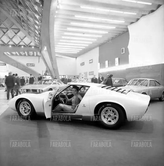Lamborghini Miura cazzozzeria Bertone al Salone dell'Auto di Torino, 1966 - Farabola Immagine digitale