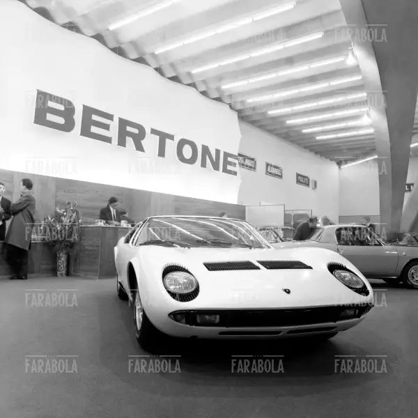 Lamborghini Miura cazzozzeria Bertone al Salone dell'Auto di Torino, 1966 - Farabola Immagine digitale