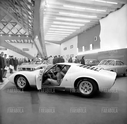Lamborghini Miura cazzozzeria Bertone al Salone dell'Auto di Torino, 1966 - Farabola Immagine digitale