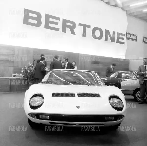 Lamborghini Miura cazzozzeria Bertone al Salone dell'Auto di Torino, 1966 - Farabola Immagine digitale