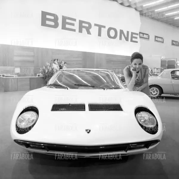 Lamborghini Miura cazzozzeria Bertone al Salone dell'Auto di Torino, 1966 - Farabola Immagine digitale
