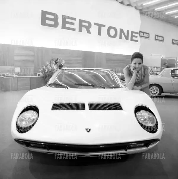 Lamborghini Miura cazzozzeria Bertone al Salone dell'Auto di Torino, 1966 - Farabola Immagine digitale