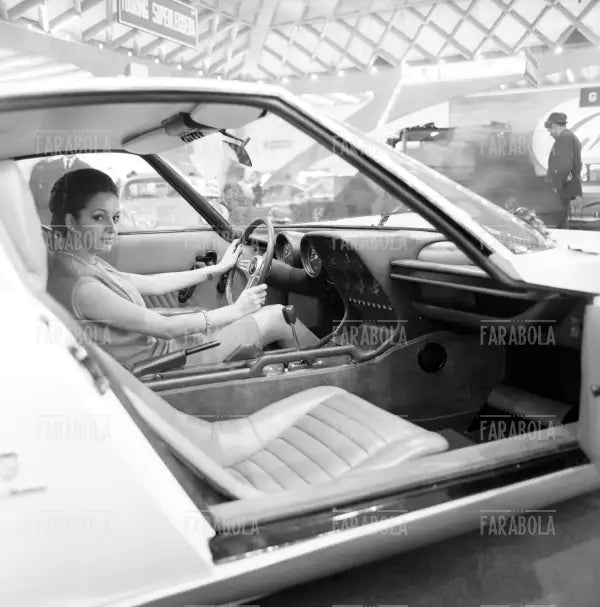 Lamborghini Miura cazzozzeria Bertone al Salone dell'Auto di Torino, 1966 - Farabola Immagine digitale