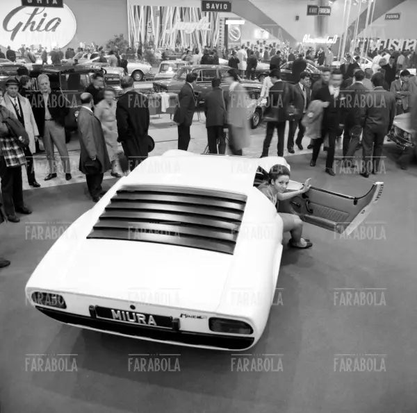 Lamborghini Miura cazzozzeria Bertone al Salone dell'Auto di Torino, 1966 - Farabola Immagine digitale