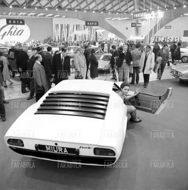 Lamborghini Miura cazzozzeria Bertone al Salone dell'Auto di Torino, 1966 - Farabola Immagine digitale