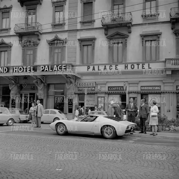 Lamborghini Miura davanti al Palace Hotel, Lugano, 1968 - Farabola Immagine digitale