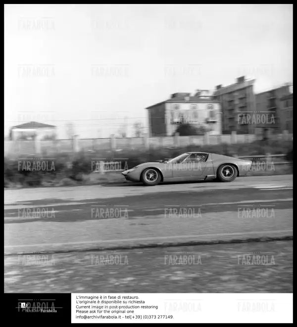 Lamborghini Miura durante un giro di prova all'aerodromo, Modena, 1966 - Farabola Immagine digitale